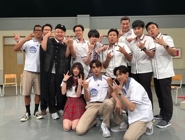 . Variety show ini menggunakan konsep sekolah menengah, dimana para anggotanya berperan layaknya seperti siswa di ruang kelas.