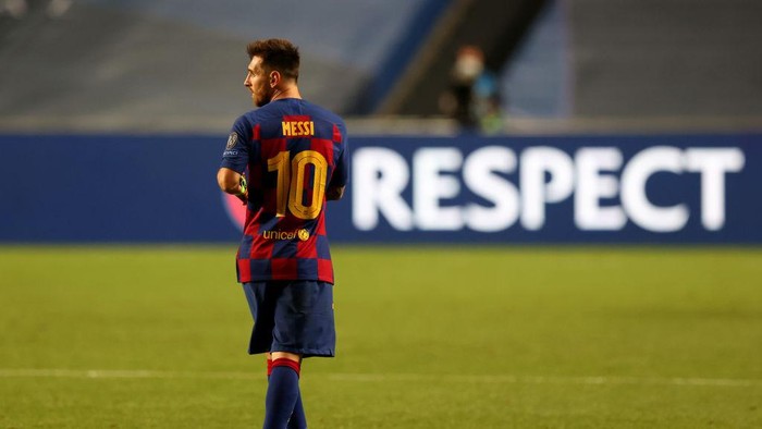 LISBON, PORTUGAL - AUGUST 14: Lionel Messi of FC Barcelona looks dejected following his teams defeat in the UEFA Champions League Quarter Final match between Barcelona and Bayern Munich at Estadio do Sport Lisboa e Benfica on August 14, 2020 in Lisbon, Portugal. (Photo by Rafael Marchante/Pool via Getty Images)