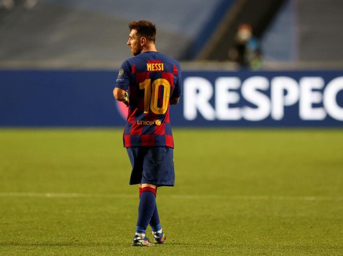 LISBON, PORTUGAL - AUGUST 14: Lionel Messi of FC Barcelona looks dejected following his teams defeat in the UEFA Champions League Quarter Final match between Barcelona and Bayern Munich at Estadio do Sport Lisboa e Benfica on August 14, 2020 in Lisbon, Portugal. (Photo by Rafael Marchante/Pool via Getty Images)