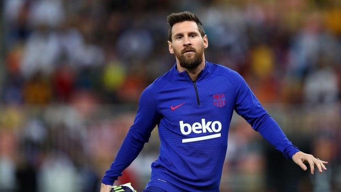 JEDDAH, SAUDI ARABIA - JANUARY 09: Lionel Messi of FC Barcelona 
warms up for the Supercopa de Espana Semi-Final match between FC Barcelona  and Club Atletico de Madrid at King Abdullah Sports City on January 09, 2020 in Jeddah, Saudi Arabia. (Photo by Francois Nel/Getty Images)
