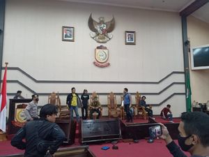 Geruduk Gedung DPRD Makassar, Mahasiswa Duduki Kursi Pimpinan-Banting Meja Geruduk Gedung DPRD Makassar, Mahasiswa Duduki Kursi Pimpinan-Banting Meja