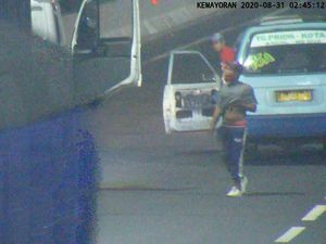 Rekaman CCTV Aksi Brutal Begal Sopir Truk di Tol Kemayoran Rekaman CCTV Aksi Brutal Begal Sopir Truk di Tol Kemayoran