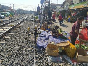 Tunggu Kios Darurat, Pedagang Pasar Ciranjang Cianjur Jualan di Pinggir Rel Tunggu Kios Darurat, Pedagang Pasar Ciranjang Cianjur Jualan di Pinggir Rel