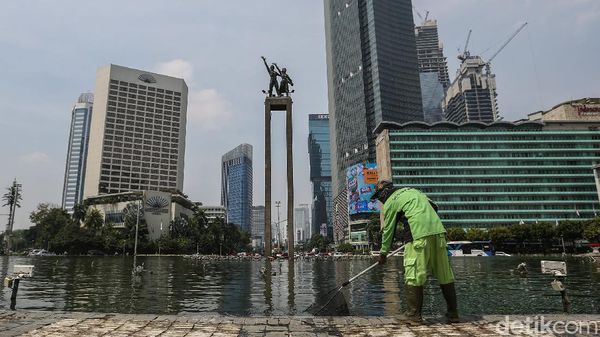 Potret Perawatan Kolam Bundaran HI