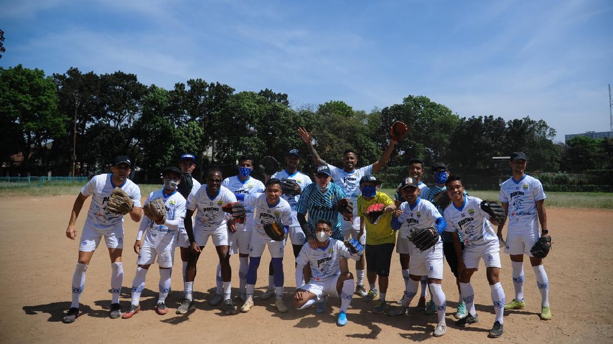 Persib Bandung mengusir kejenuhan dengan softball. (Foto: dok.Persib Bandung/Sutanto Nurhadi Permana)