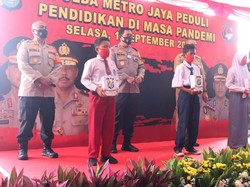 Dukung Belajar Online, Polda Metro Bagikan 1.500 Modem ke Siswa Tak Mampu