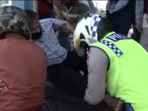 Polisi Bantu Evakuasi Penumpang Sakit di Halte TransJ Sumur Bor Cengkareng