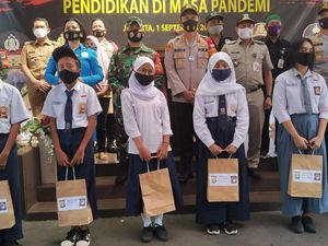 Polres Jaksel Bagikan 100 Modem ke Siswa untuk Belajar Online Polres Jaksel Bagikan 100 Modem ke Siswa untuk Belajar Online