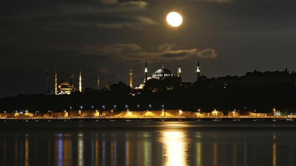 Potret Purnama di Atas Hagia Sophia