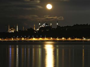Potret Purnama di Atas Hagia Sophia Potret Purnama di Atas Hagia Sophia