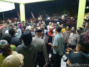 Video Kericuhan Warga Tolak Protokol Jenazah Covid-19 di RSUD Tongas Video Kericuhan Warga Tolak Protokol Jenazah Covid-19 di RSUD Tongas