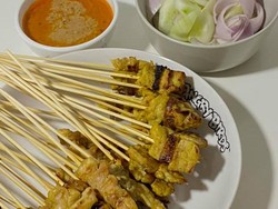Jualan 41 Tahun, Penjual Sate Ini Masih Patok Harga Rp 3 Ribu per Tusuk