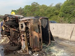 Truk Muatan Bahan Kimia Terbakar di Tol Jagorawi, Lalin Sempat Macet