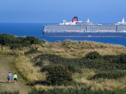 Kapal Pesiar Tanpa Penumpang di Lautan Jadi Objek Wisata Baru