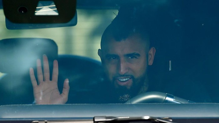 Barcelonas Chilean midfielder Arturo Vidal waves as he arrives at Barcelonas Ciutat Esportiva Joan Gamper in Sant Joan Despi to undergo a medical test for COVID-19, on August 30, 2020. - Lionel Messi was not seen attending Barcelonas training ground for coronavirus tests today morning, raising the possibility he will boycott pre-season to force his way out of the club. (Photo by Pau BARRENA / AFP)