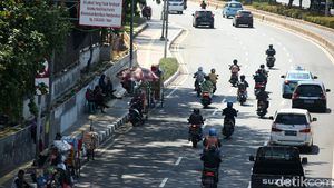 Waduh, PKL Kembali Jajah Trotoar Kawasan Senayan