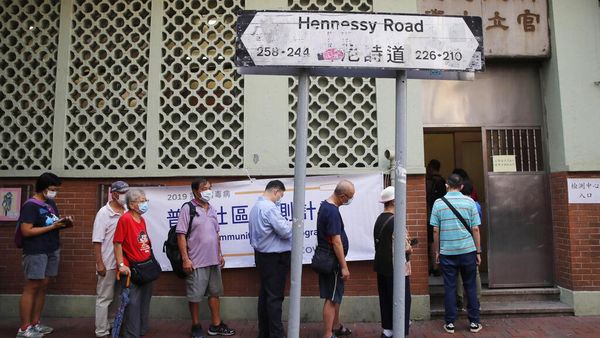 Warga Hong Kong Antre Tes Massal Untuk Hadapi Gelombang Ketiga Corona