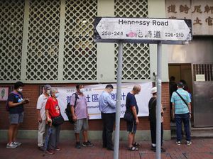 Warga Hong Kong Antre Tes Massal Untuk Hadapi Gelombang Ketiga Corona