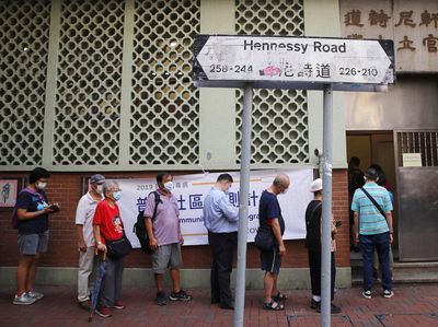 Warga Hong Kong Antre Tes Massal Untuk Hadapi Gelombang Ketiga Corona