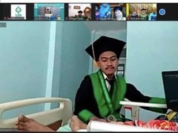 Viral Kisah Haru Mahasiswa Ikut Wisuda Online Sambil Rawat Ortu di Rumah Sakit