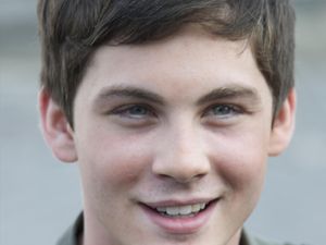Dulu Dikenal Imut, Tampilan Baru Logan Lerman yang Kini Beruban Jadi Atensi