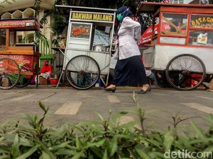 Anies Bakal Fasilitasi UMKM Jualan di Trotoar, Setuju?