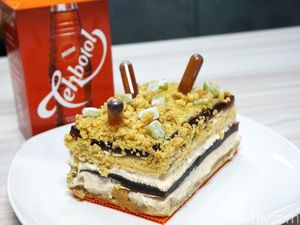 Bake Ground : Mencicipi White Rabbit dan Tehbotol Tea Cake yang Viral