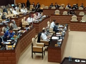 Rapat di DPR Bareng Basuki, Budi Karya Pakai Face Shield