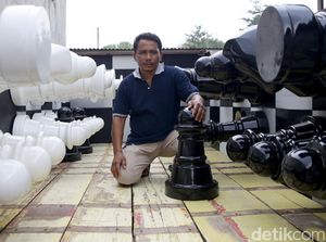 Berawal dari Hobi, Pria Asal Tangsel ini Bikin Catur Raksasa Lho