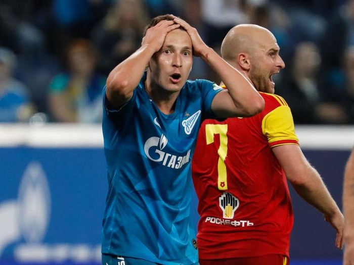 SAINT PETERSBURG, RUSSIA - SEPTEMBER 13: Daler Kuzyaev (L) of FC Zenit Saint Petersburg and Kantemir Berkhamov of FC Arsenal Tula react during the Russian Premier League match between FC Zenit Saint Petersburg and FC Arsenal Tula on September 13, 2019 in Saint Petersburg, Russia. (Photo by Epsilon/Getty Images)
