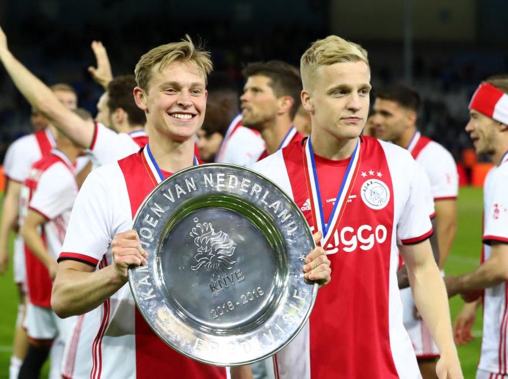 Sempat Ngobrol, De Jong Konfirmasi Van de Beek ke MU Sempat Ngobrol, De Jong Konfirmasi Van de Beek ke MU