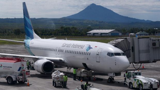 Pekerja menurunkan muatan kargo dari pesawat Garuda Indonesia dengan nomor penerbangan GA 143 setibanya di Bandara Internasional Sultan Iskandar Muda (SIM) Blang Bintang, Kabupaten Aceh Besar, Aceh, Rabu (2/9/2020). Manajemen Garuda Indonesia menyatakan, penambahan frekuensi penerbangan rute Jakarta-Banda Aceh (PP) dari satu kali menjadi dua kali penerbangan dalam sehari terkait meningkatnya volume penumpang di Bandara SIM tersebut sebanyak 400 hingga 600 calon penumpang per hari dibanding sebelumnya 100 hingga 200 calon penumpang dengan tetap menerapkan protokol kesehatan guna mencegah penyebaran COVID-19. ANTARA FOTO/Ampelsa/aww.