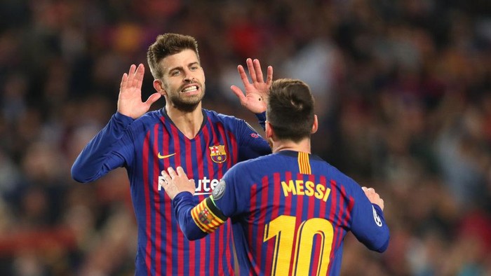 BARCELONA, SPAIN - JANUARY 04:  Lionel Messi of FC Barcelona (R)  celebrates with his teammate Gerard Pique of FC Barcelona after scoring his teams third goal during the round of last 16 Copa del Rey 1st leg match between FC Barcelona and CZ Osasuna at Camp Nou on January 4, 2012 in Barcelona, Spain.  (Photo by David Ramos/Getty Images)