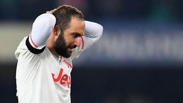 VERONA, ITALY - FEBRUARY 08: Gonzalo Higuain of Juventus shows his dejection during the Serie A match between Hellas Verona and  Juventus at Stadio Marcantonio Bentegodi on February 8, 2020 in Verona, Italy.  (Photo by Alessandro Sabattini/Getty Images)