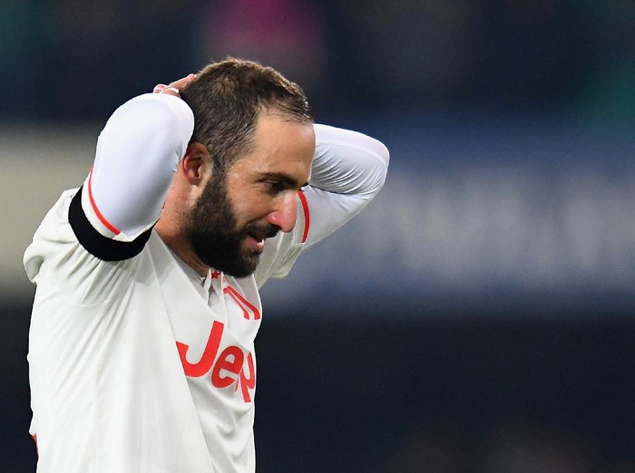VERONA, ITALY - FEBRUARY 08: Gonzalo Higuain of Juventus shows his dejection during the Serie A match between Hellas Verona and  Juventus at Stadio Marcantonio Bentegodi on February 8, 2020 in Verona, Italy.  (Photo by Alessandro Sabattini/Getty Images)