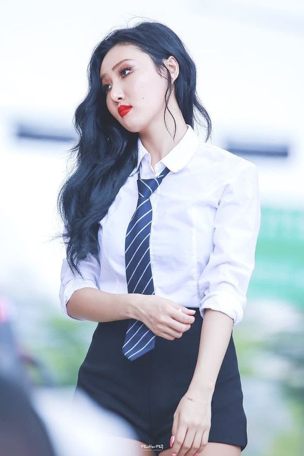 Hwasa Tampil Cantik dalam Balutan Setelan Jas/ Foto: Koreaboo Hwasa Tampil Cantik dalam Balutan Setelan Jas/ Foto: Koreaboo