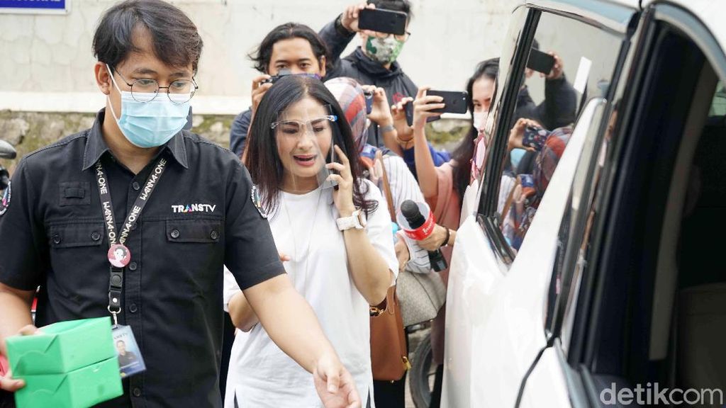 Hindari Wartawan, Iis Dahlia Telepon Siapa Sih? Hindari Wartawan, Iis Dahlia Telepon Siapa Sih?