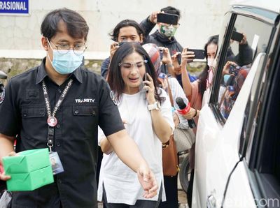 Hindari Wartawan, Iis Dahlia Telepon Siapa Sih?