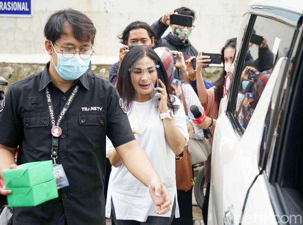Hindari Wartawan, Iis Dahlia Telepon Siapa Sih?