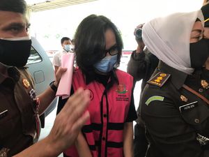 Gaya Jaksa Pinangki Saat Tiba di Kejagung dengan Rompi Tahanan