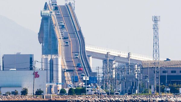 Ini Dia Jembatan Eshima Ohashi, Dijuluki Rollercoaster karena Bikin Dengkul Lemes