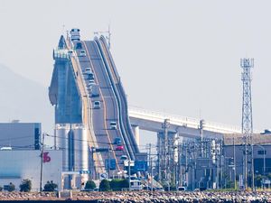 Ini Dia Jembatan Eshima Ohashi, Dijuluki Rollercoaster karena Bikin Dengkul Lemes Ini Dia Jembatan Eshima Ohashi, Dijuluki Rollercoaster karena Bikin Dengkul Lemes