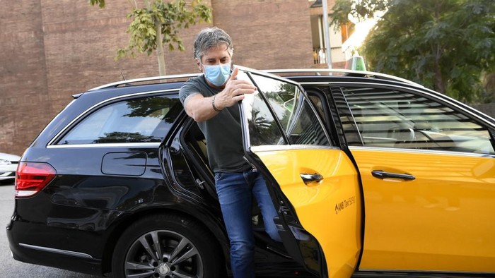 Jorge Messi, father and agent of Lionel Messi arrives at his apartment in Barcelona on September 02, 2020. - Lionel Messi boycotted Barcelonas first pre-season training session on Monday, as the striker upped the stakes in his battle to leave this summer. (Photo by LLUIS GENE / AFP)