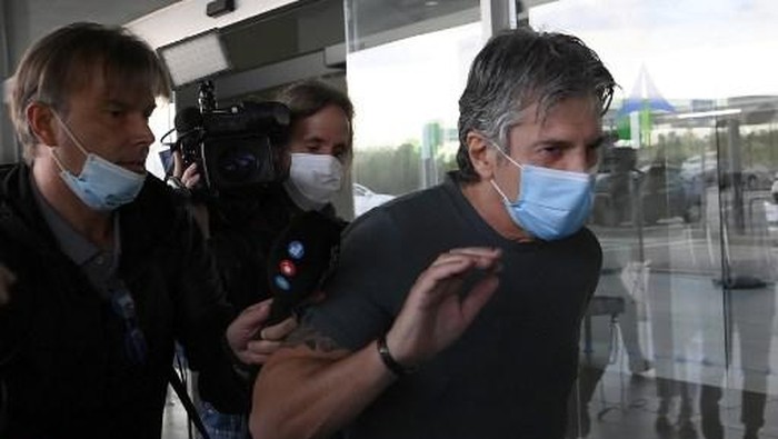 Jorge Messi, father and agent of Lionel Messi arrives at the Barcelona airport on September 02, 2020. - Lionel Messi boycotted Barcelonas first pre-season training session on Monday, as the striker upped the stakes in his battle to leave this summer. (Photo by LLUIS GENE / AFP)