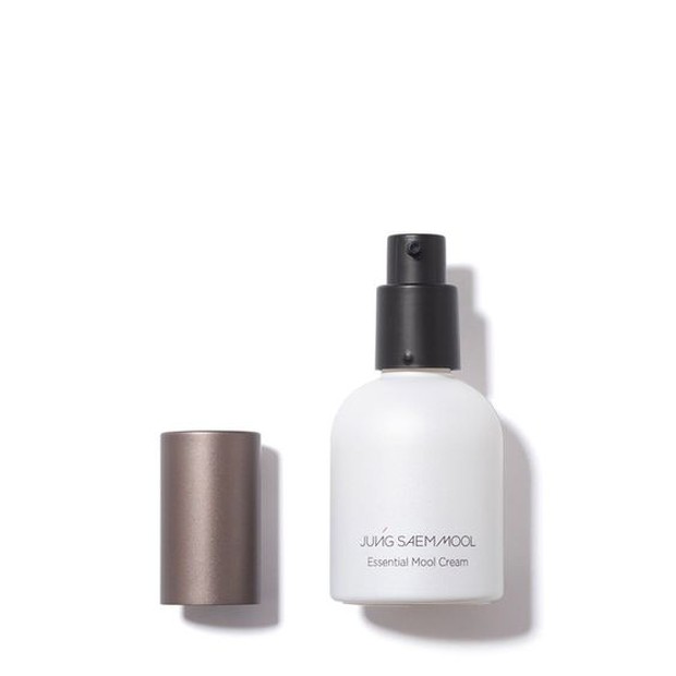 Karena kulitnya kering, Somi menggunakan dua pelembap, yang pertama dari Jungsaemmool.