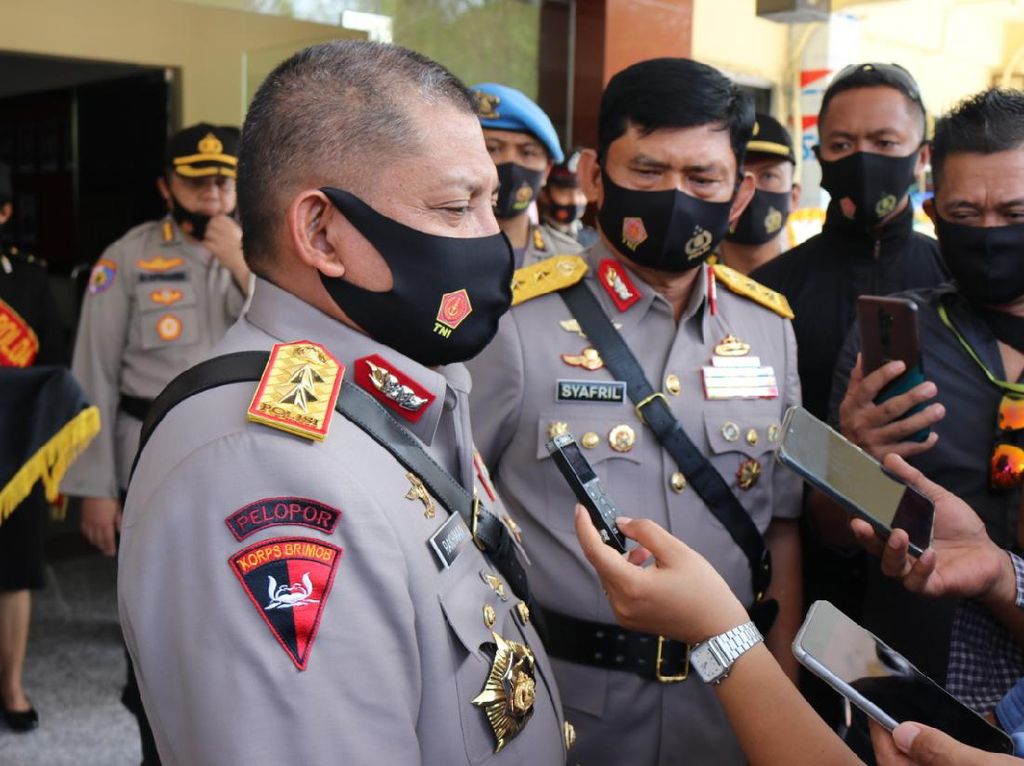 Densus 88 Jemput 1 Warga Poso yang Diduga Simpatisan Aktif Kelompok MIT Densus 88 Jemput 1 Warga Poso yang Diduga Simpatisan Aktif Kelompok MIT