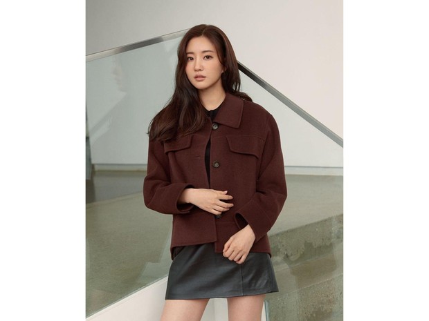 sudah menginjak usia 43 tahun (usia Korea) aktris cantik Kim Sa Rang sepertinya masih asik dengan kesendiriannya.