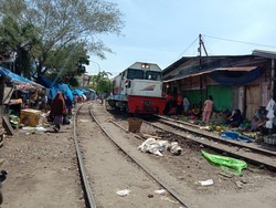 Viral Pedagang Pasar Belawan Jualan di Tengah Rel KA, Begini Suasananya
