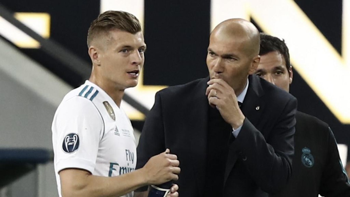 Toni Kroos memastikan pemain-pemain Real Madrid sepenuhnya masih mendukung Zinedine Zidane. Foto: AFP/ISABELLA BONOTTO