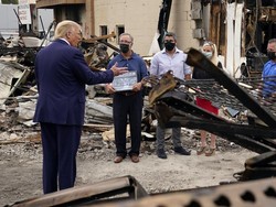 Kunjungan Trump ke Lokasi Protes Kenosha Disambut Dukungan dan Penolakan